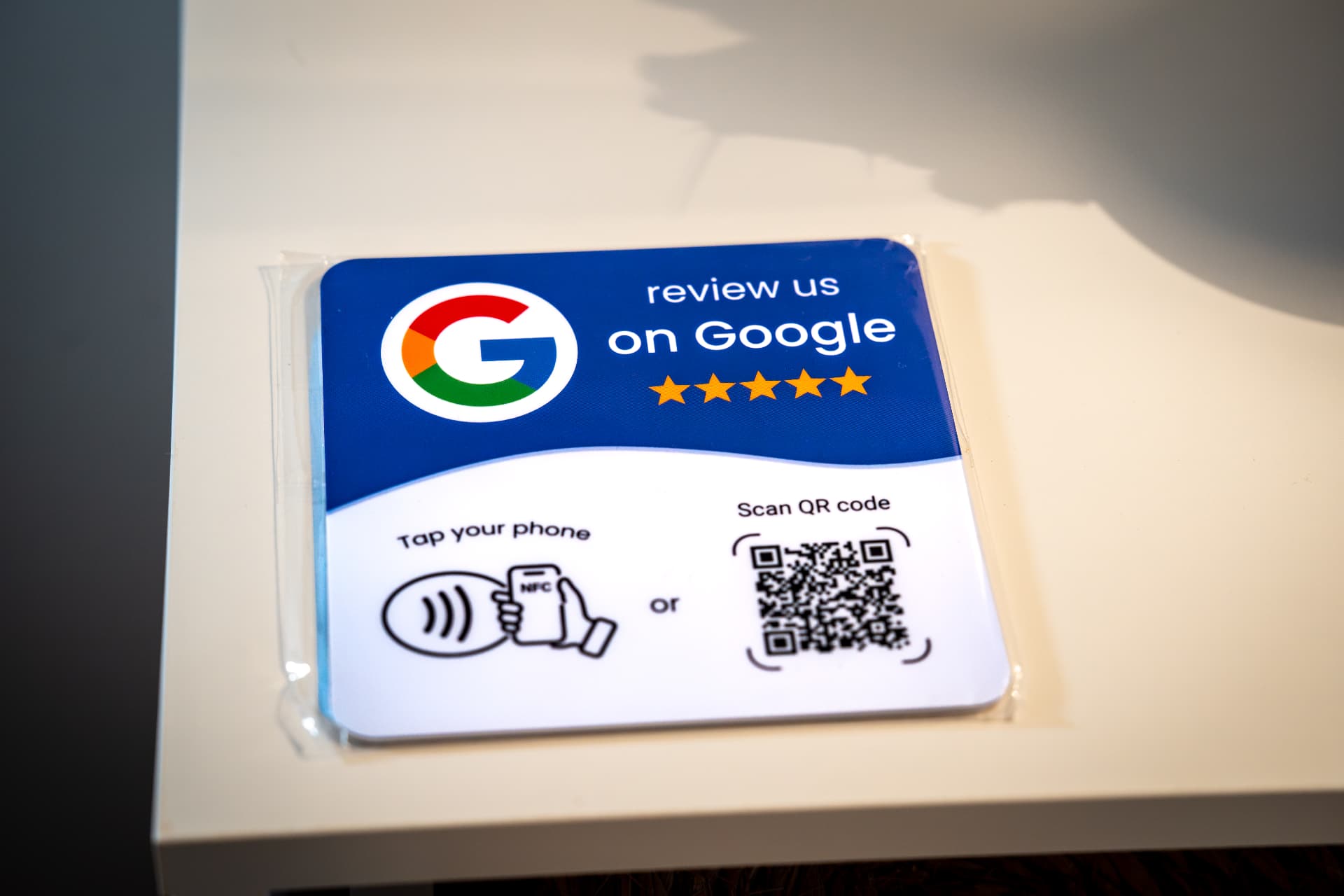 NFC-skylt för Google-recensioner i närbild